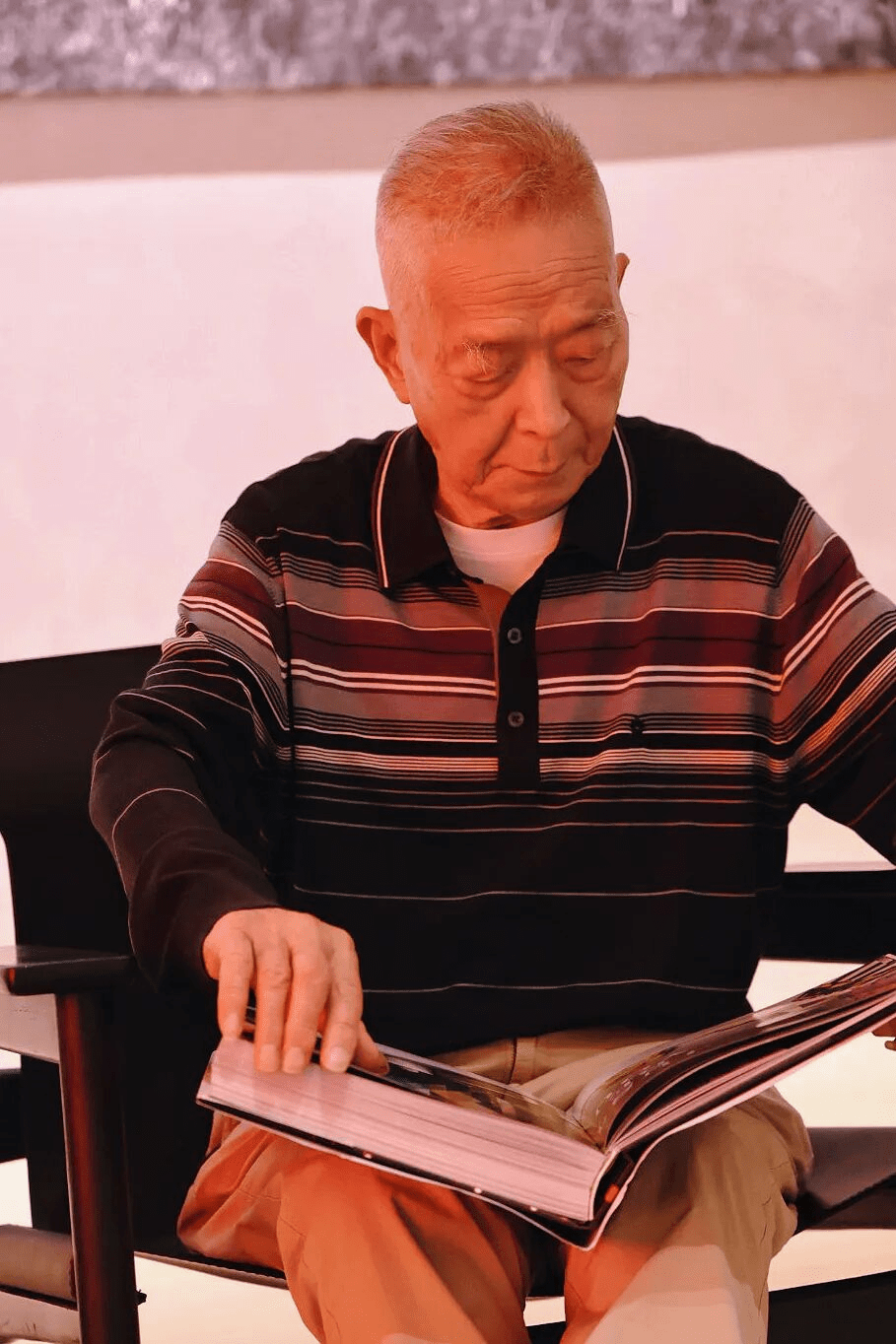 刘章淦老先生正在翻阅画册