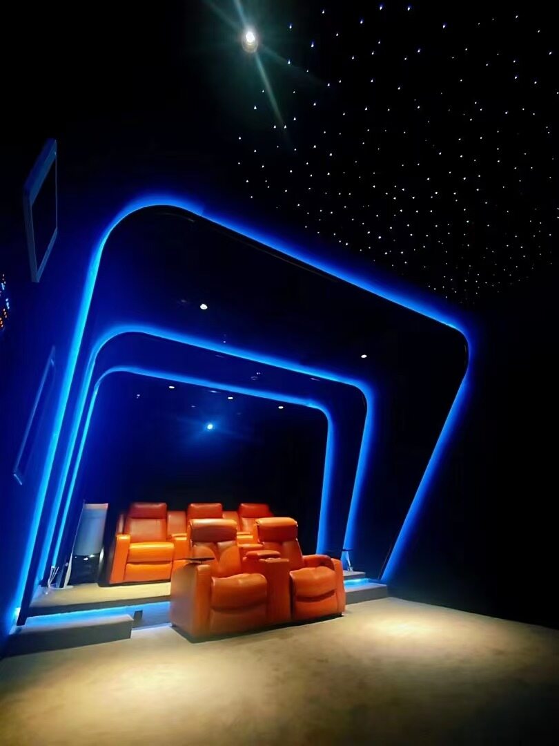 镜界智慧艺术空间家庭影院 KTV 室,橙色真皮功能沙发椅,蓝色 LED 灯带装饰墙面,星空顶设计