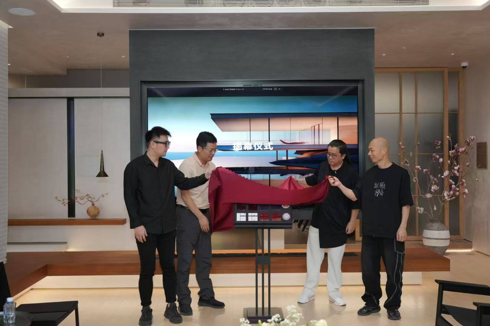 金缮新品揭幕仪式,四位嘉宾共同揭开红布,因为金缮面板四个产品组合成福字