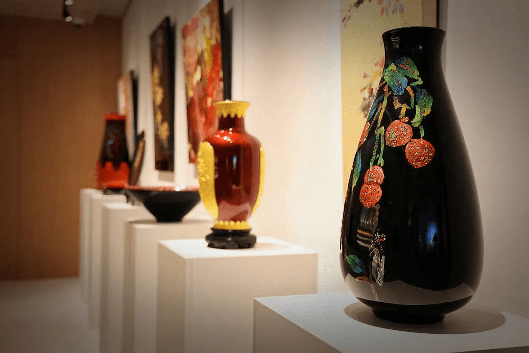 展览现场展出的精美漆器作品